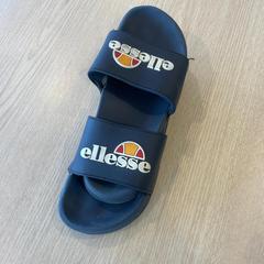 Slippers Ellesse, zoals gemeld door Van Heugten Tours met iLost
