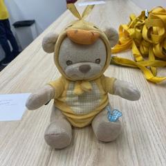 ぬいぐるみ beige nalle med gul ankdräkt がiLostで IKEA Jönköping によって報告されました