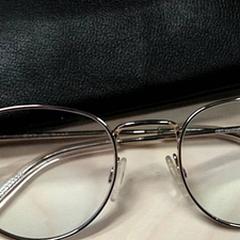 علبة نظارات مع نظارات، كما تم الإبلاغ عنه بواسطة IKEA Gent عبر iLost