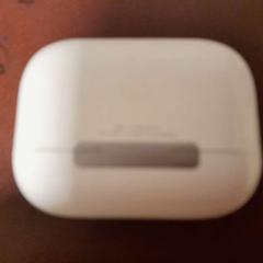 Airpods case blanc, as reported by TCL using iLost
