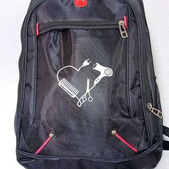 Hátizsák zwart met kapper tools op als tekeneing, amint azt Regio Antwerpen - Brussel az iLost segítségével jelentette.