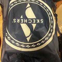 Tas met skechers, como reportado por Pouw Vervoer utilizando o iLost