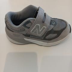 حذاء رياضي Kinder sneaker، كما تم الإبلاغ عنه بواسطة Arriva Limburg Zuid عبر iLost