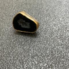 Manschettenknopf schwarzer Stein, jak nahlášeno Schönbrunn "Group Center" pomocí iLost