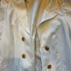 Dámská bunda gouden knopen, jak nahlášeno WestCord Hotel Eindhoven pomocí iLost