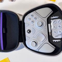 Xbox controller white, amint azt Amsterdam ID Aparthotel az iLost segítségével jelentette.