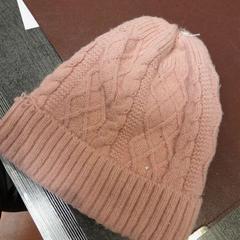 Gorro en laine rose, ha sido reportado por TCL con iLost