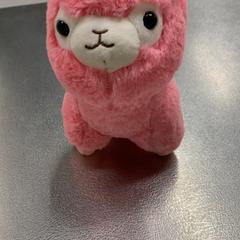 شخصيات الأكشن والدمى والحيوانات المحشوة والدمى Alpaca roze، كما تم الإبلاغ عنه بواسطة IKEA Haarlem عبر iLost