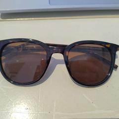 サングラス tortoise shell print がiLostで Het Noordbrabants Museum によって報告されました