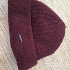 قبعة صغيرة donker rood، كما تم الإبلاغ عنه بواسطة Gemeente Zeist عبر iLost