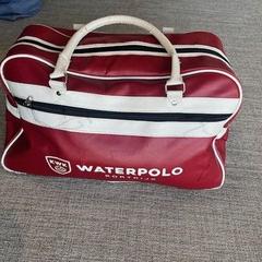 حقيبة عطلة نهاية الأسبوع Rood, wit met opdruk، كما تم الإبلاغ عنه بواسطة Regio West-Vlaanderen عبر iLost