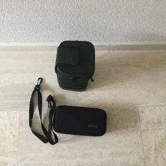 Twee tasjes met foto/ filmapparatuur, amint azt az iLostnak jelentették.