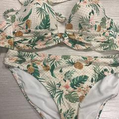 Biquíni, como reportado por Hotel van der Valk Maastricht utilizando o iLost