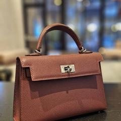 Borsetta Bordeaux rood, come riportato da Van der Valk Hotel Amsterdam-Amstel utilizzando iLost