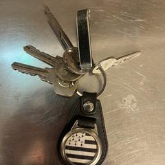 Keys with black and white keychain، كما تم الإبلاغ عنه عبر iLost