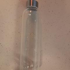 Drinkfles, ha sido reportado por Faculteit Geesteswetenschappen con iLost