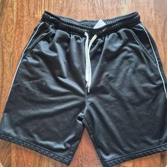 Pantalons curts black, segons ha informat Amsterdam ID Aparthotel mitjançant iLost