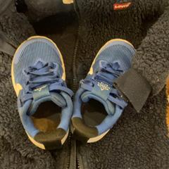 Cipő Bleue, amint azt MEININGER Hotel Marseille Centre la Joliette az iLost segítségével jelentette.