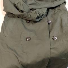 Kleding - Jas donkergroen, ha sido reportado por Centraal magazijn con iLost