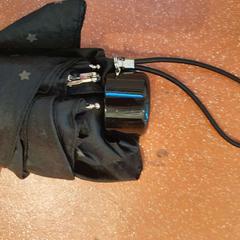 مظلة قابلة للطي noir à étoiles، كما تم الإبلاغ عنه بواسطة TCL عبر iLost