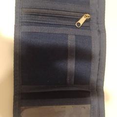 Cartera chico de tela azul, ha sido reportado por RÍO Shopping - Valladolid con iLost