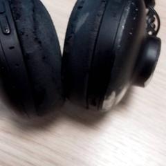 سماعات الرأس Zwart، كما تم الإبلاغ عنه بواسطة Qbuzz Fryslân عبر iLost