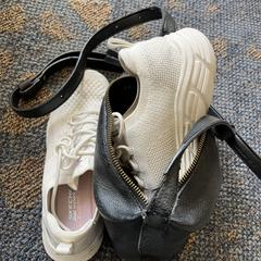 Sportschoenen in schoudertasje, come riportato a iLost