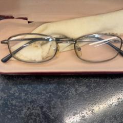 Etui à lunettes avec lunettes, a été signalé par Rotterdam The Hague Airport utilisant iLost