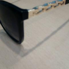 Occhiali da sole zwart, come riportato da Walibi Holland utilizzando iLost