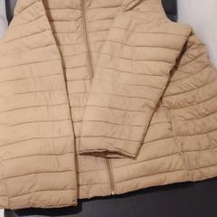 Cazadora mujer Color beige, amint azt RÍO Shopping - Valladolid az iLost segítségével jelentette.