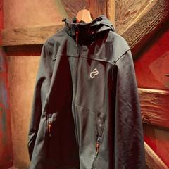 Casaco Black, como reportado por Club Nyx/Exit Café utilizando o iLost