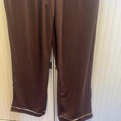 Pantalons, segons ha informat ibis Styles Rotterdam Ahoy mitjançant iLost