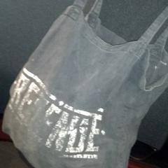 حقائب حمل وحقائب اليد، كما تم الإبلاغ عنه بواسطة TivoliVredenburg عبر iLost