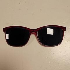 Slnečné okuliare Rood voorzetstuk, ako bolo nahlásené Koninklijk Theater Carré pomocou iLost