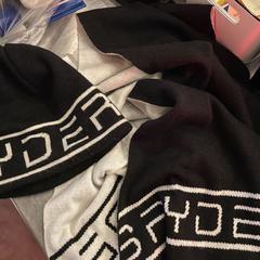 white and black scarf and hat がiLostで MEININGER Hotel Bruxelles Gare du Midi によって報告されました