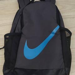 Zaino Svart med blå Nike märke, come riportato da IKEA Älmhult utilizzando iLost