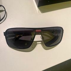 Sluneční brýle, jak nahlášeno Room Mate Bruno pomocí iLost