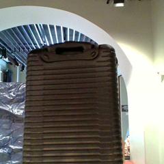 Luggage + inflatable matress, as reported by MEININGER Hotel Roma Termini using iLost