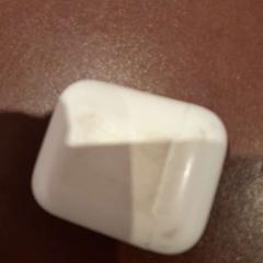 Custodia per airpods blanc, come riportato da TCL utilizzando iLost