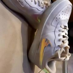 Cipő NIKE AIR, amint azt Leonardo Royal Hotel Amsterdam az iLost segítségével jelentette.