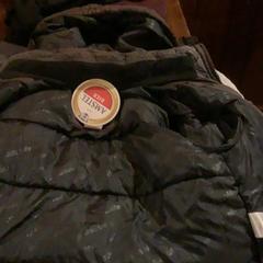 Giacca Zwart, come riportato da Café Leentje utilizzando iLost