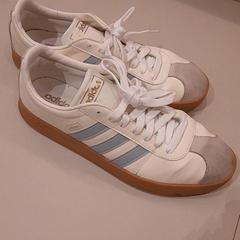 Scarpa Adidas, come riportato da Van der Valk Hotel Schiphol utilizzando iLost