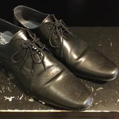 Black leather shoes, gisa salatu by Conscious Hotel Museum Square iLost erabiliz