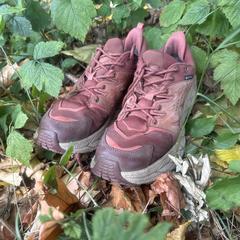 Red Hoka shoes with vibram sole がiLostに報告されました