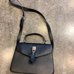 Schoudertas Van Kitsou, amint azt Gemeente Amsterdam az iLost segítségével jelentette.