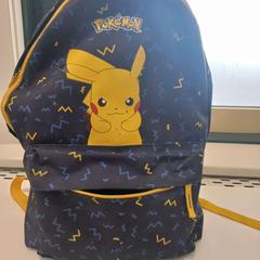 Batoh Blauw  met pokemon, jak nahlášeno Arriva Limburg Zuid pomocí iLost