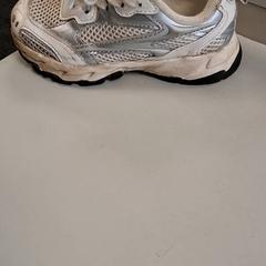 الحذاء Linker schoen، كما تم الإبلاغ عنه بواسطة Breng Nijmegen عبر iLost