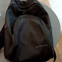バックパック Quechua noir がiLostで IKEA Nantes によって報告されました