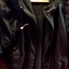 Veste Nike, a été signalé par TivoliVredenburg utilisant iLost