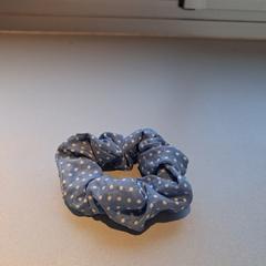 Scrunchies i håret blauw/wit, som rapportert av Madurodam ved bruk av iLost